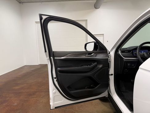 Used 2023 Jeep Grand Cherokee Limited image 57