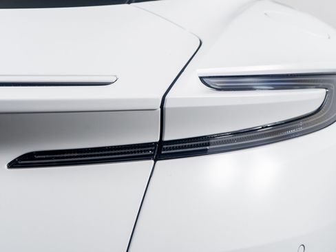 Used 2025 Aston Martin DB12 Coupe image 13