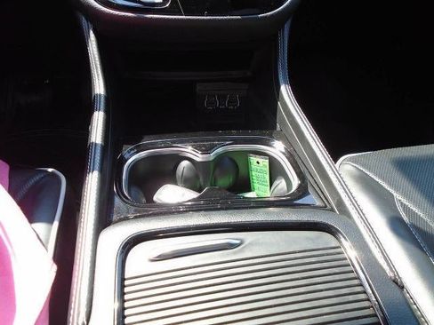 Used 2025 Chrysler Pacifica Limited FWD image 17