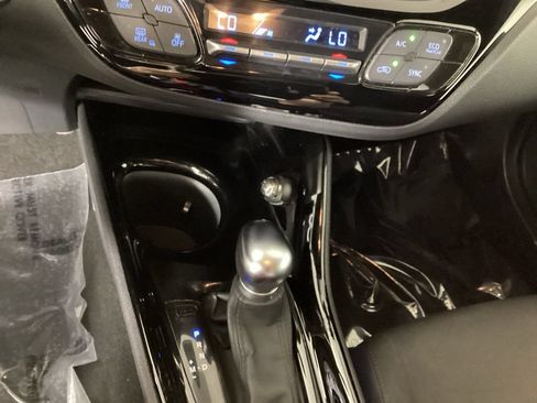 Used 2020 Toyota C-HR XLE FWD image 24