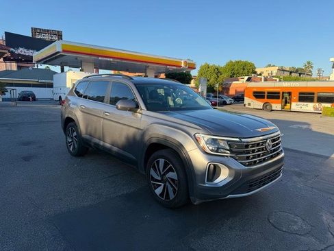 Used 2025 Volkswagen Atlas SE image 3