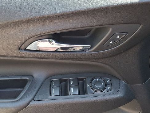 Used 2021 Chevrolet Equinox LT FWD image 10