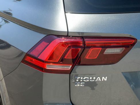 Used 2020 Volkswagen Tiguan SE w/ Panoramic Sunroof Package FWD image 6