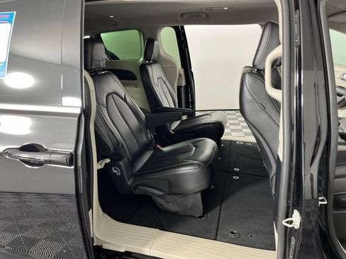 Used 2024 Chrysler Pacifica Touring-L FWD image 50