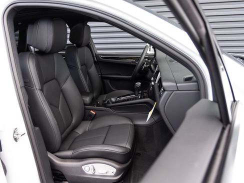 Certified 2026 Porsche Macan AWD/4WD image 33