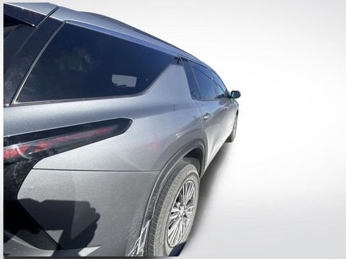 Used 2025 Chevrolet Traverse LT image 11