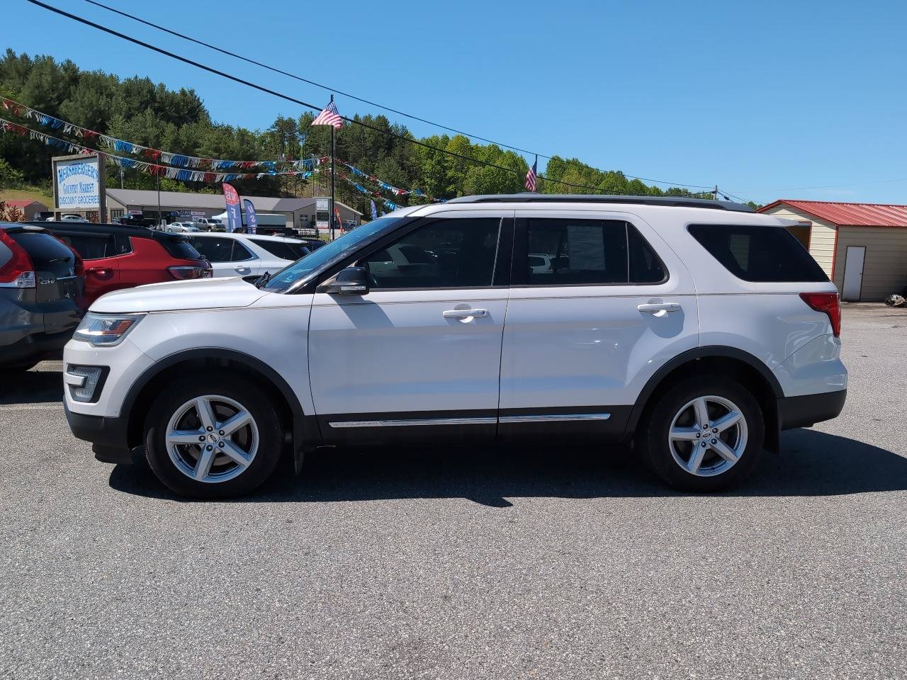 Used 2017 Ford Explorer XLT w/ Equipment Group 202A AWD/4WD image 2