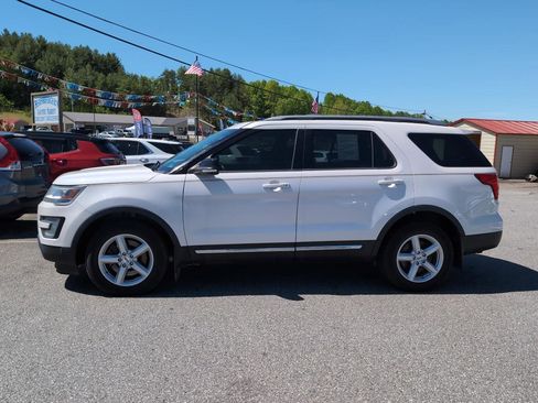 Used 2017 Ford Explorer XLT w/ Equipment Group 202A AWD/4WD image 2