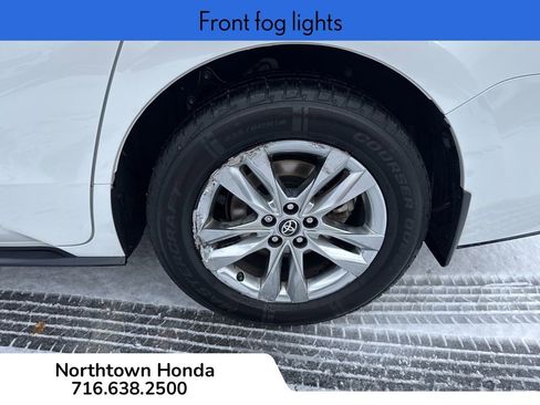Used 2024 Toyota Sienna Limited image 12