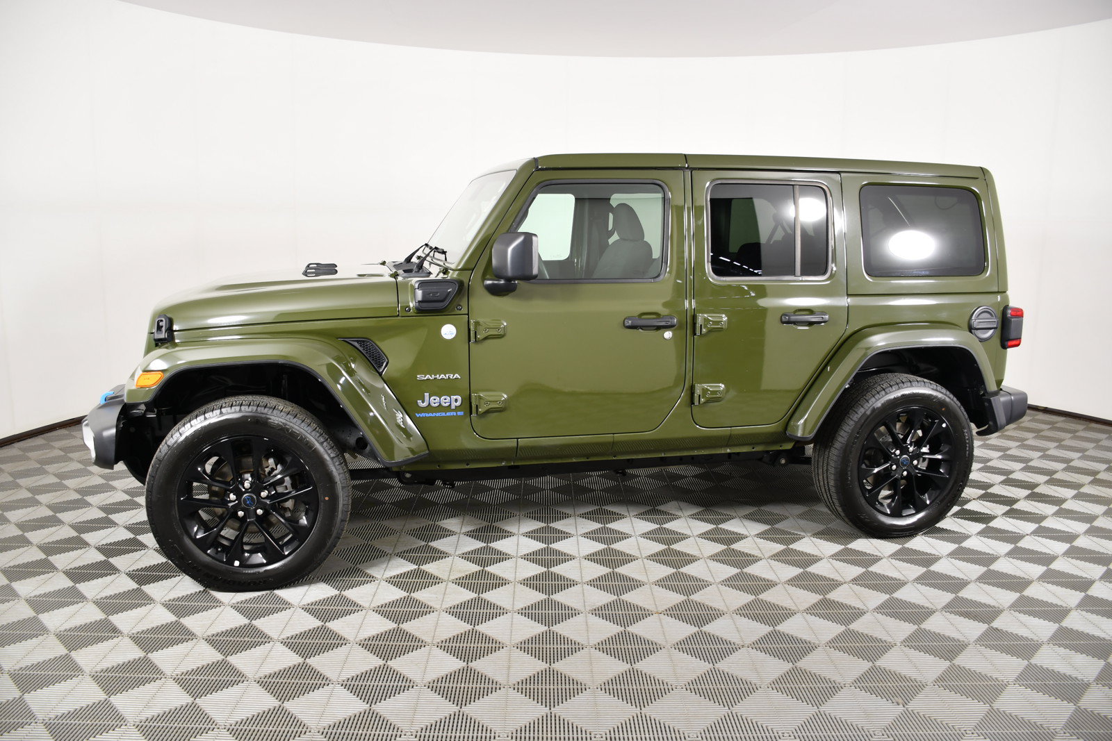 Used 2024 Jeep Wrangler Unlimited Sahara AWD/4WD image 9