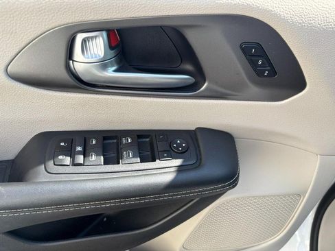 Used 2024 Chrysler Pacifica Touring-L FWD image 20