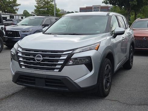 Used 2025 Nissan Rogue SV FWD image 2