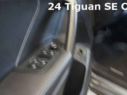 Used 2024 Volkswagen Tiguan SE w/ Panoramic Sunroof Package image 27