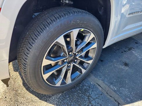 New 2025 Jeep Grand Cherokee Overland w/ Luxury Tech Group IV AWD/4WD image 23