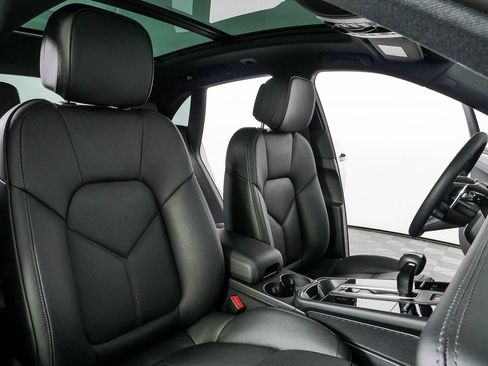 Certified 2026 Porsche Macan AWD/4WD image 24