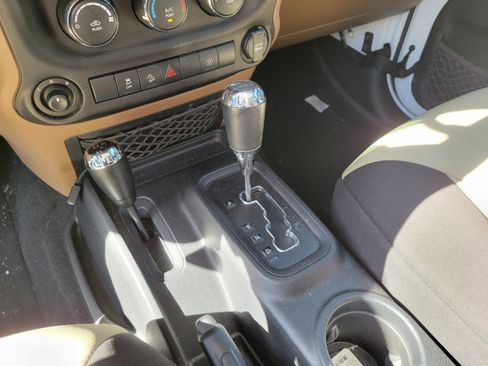 Used 2018 Jeep Wrangler Unlimited Sahara AWD/4WD image 21