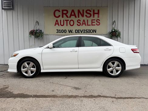 Used 2010 Toyota Camry SE FWD image 6