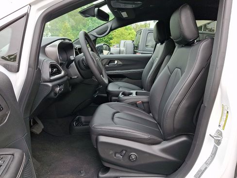 New 2026 Chrysler Pacifica Select FWD image 9