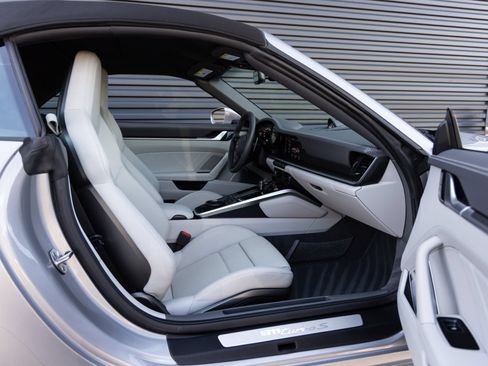 Certified 2021 Porsche 911 Turbo S AWD/4WD image 31