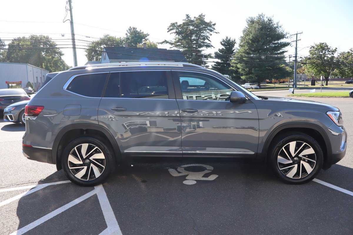 Used 2025 Volkswagen Atlas SEL AWD/4WD image 6