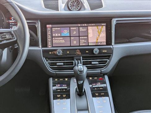 Used 2025 Porsche Macan image 20