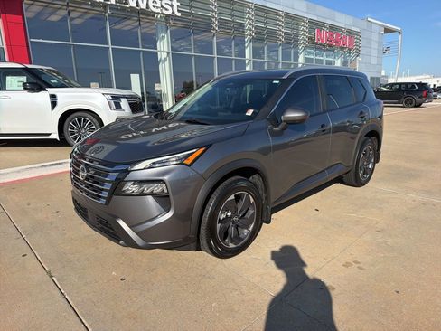 Used 2024 Nissan Rogue SV w/ SV Premium Package FWD image 1