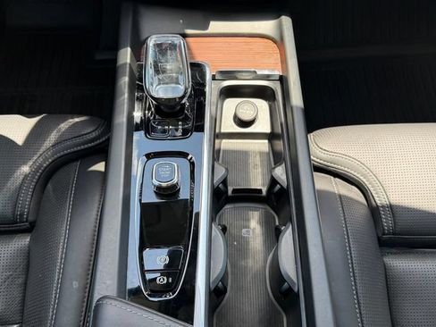 Used 2023 Volvo XC60 B5 Ultimate w/ Protection Package Premier FWD image 20