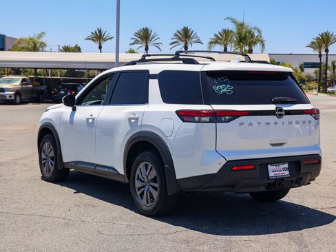 Used 2025 Nissan Pathfinder SV w/ SV Premium Package FWD image 6