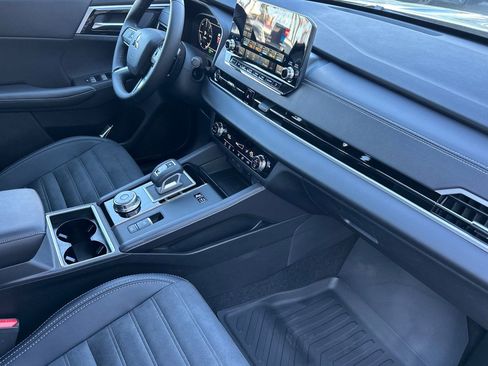New 2025 Mitsubishi Outlander SE image 15