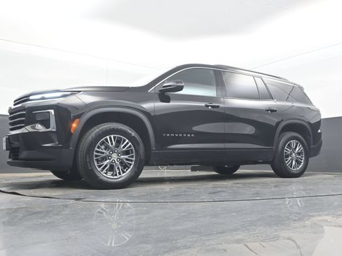 Used 2025 Chevrolet Traverse LT FWD image 26