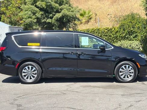 Used 2024 Chrysler Pacifica Limited FWD image 3