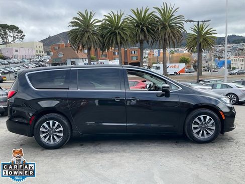 Used 2023 Chrysler Pacifica Touring-L FWD image 3