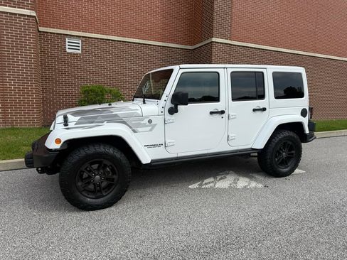 Used 2017 Jeep Wrangler Unlimited Sahara AWD/4WD image 5