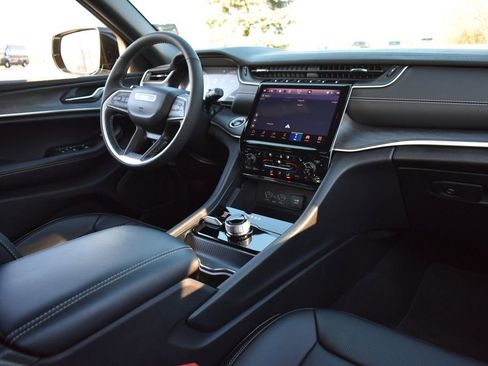 Certified 2025 Jeep Grand Cherokee Limited w/ Luxury Tech Group II image 33