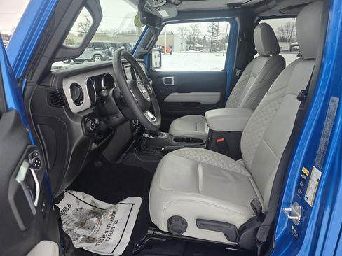 Used 2023 Jeep Gladiator Overland image 9