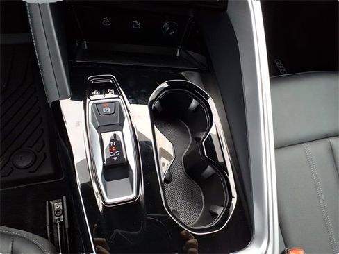 Used 2025 Audi Q5 Premium w/ Convenience Package image 15