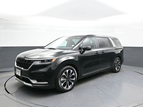 Used 2023 Kia Carnival EX image 10
