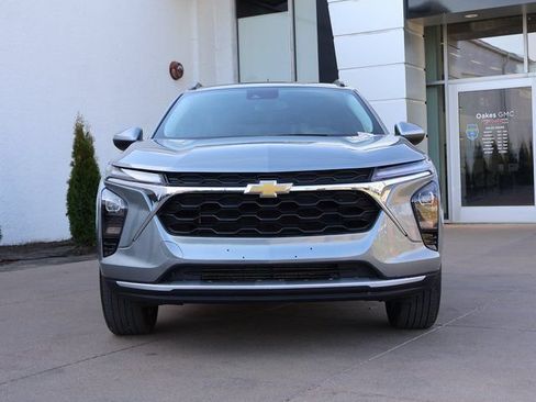 Used 2025 Chevrolet Trax LT FWD image 3