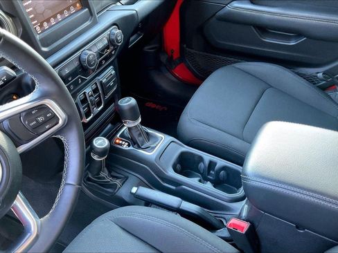Used 2019 Jeep Wrangler Unlimited Sahara AWD/4WD image 16
