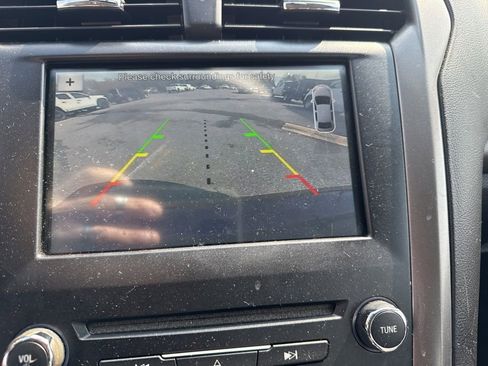 Used 2017 Ford Fusion SE w/ Fusion SE Technology Package image 18