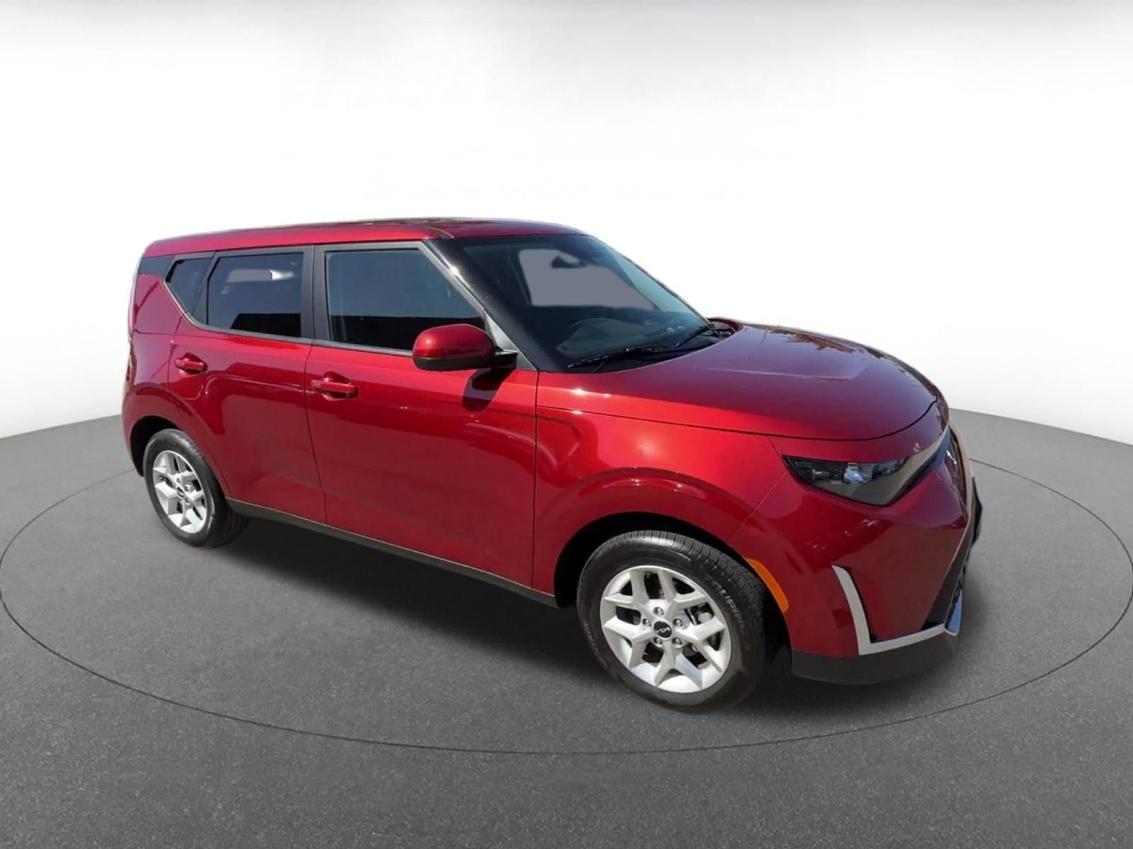 Used 2025 Kia Soul LX w/ LX Technology Package FWD image 2