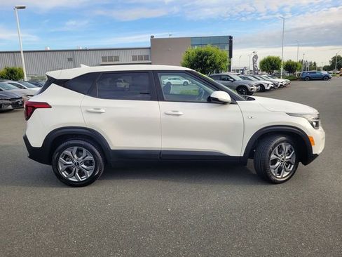 Used 2024 Kia Seltos LX AWD/4WD image 3