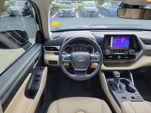 Used 2023 Toyota Highlander XLE FWD image 25