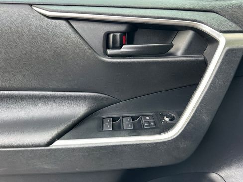 Used 2019 Toyota RAV4 LE FWD image 11