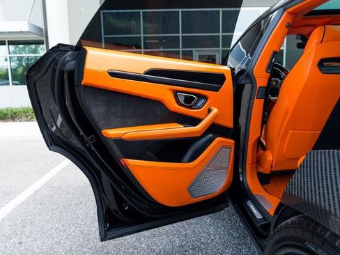 Used 2022 Lamborghini Urus AWD/4WD image 22