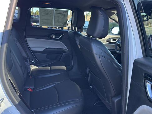 Used 2025 Jeep Compass Limited image 11