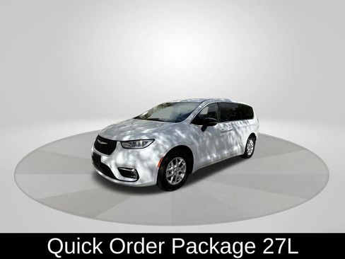 Used 2024 Chrysler Pacifica Touring-L image 3