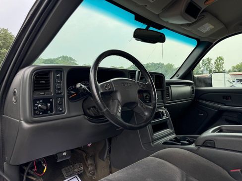 Used 2005 GMC Sierra 2500 SLE w/ Snow Plow Prep Package AWD/4WD image 14