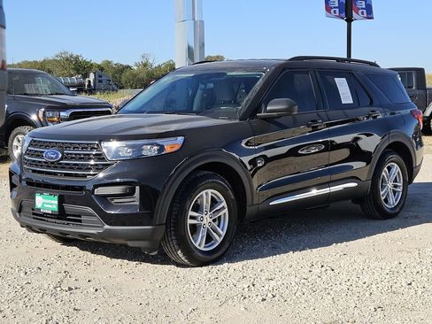 Used 2023 Ford Explorer XLT image 4