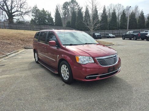 Used 2014 Chrysler Town & Country Touring image 1